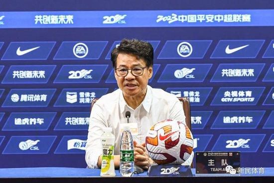 亲切的金子桌子上打扑克